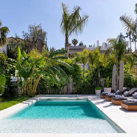 Diamond Luxury 6 Bdrm W Pool & Jacuzzi Villa