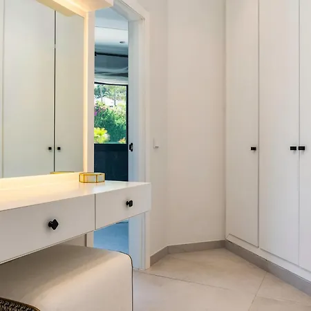 Diamond Luxury 6 Bdrm W Pool & Jacuzzi Villa *