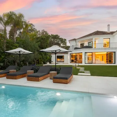 Diamond Luxury 6 Bdrm W Pool & Jacuzzi